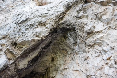 taş mağaralar yakın. büyük taşlar. taşlar yeraltında. dağ mağaralarında geziler. taş çıkıntılar.