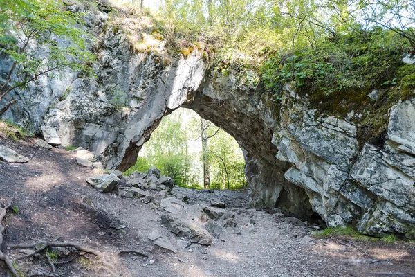dağlarda taş kemer. taş mağaralar. taş kapı. Kemerden ormanın manzarası. ormandaki taşlar. Eğlence.