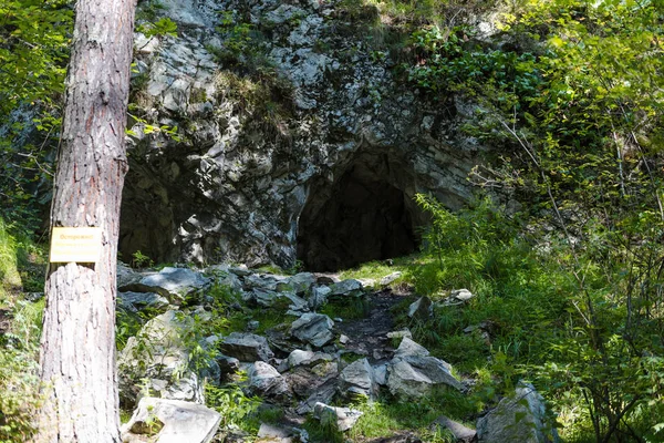 Stenen grotten. grotten in de bergen. Bezoek de Tour. Vrije tijd. grote stenen ondergronds. tunnels in de bergen. stenen tunnels. — Stockfoto