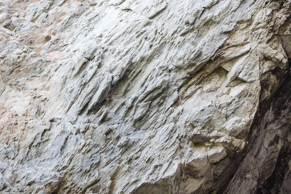 taş mağaralar yakın. büyük taşlar. taşlar yeraltında. dağ mağaralarında geziler. taş çıkıntılar.