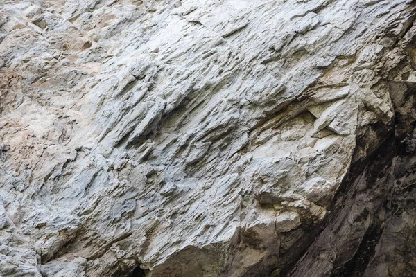taş mağaralar yakın. büyük taşlar. taşlar yeraltında. dağ mağaralarında geziler. taş çıkıntılar.