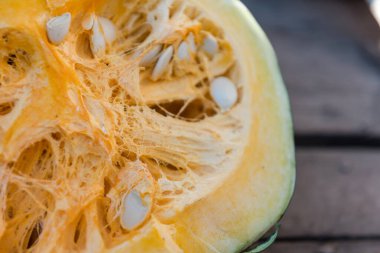 Balkabağı hamuru yakından. Balkabağı çekirdeği. Kesikte balkabağı var. Balkabaklarının güz hasadı.