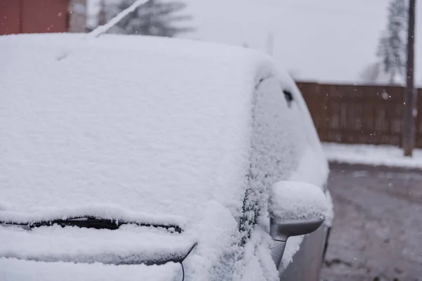 Kar arabanın üzerinde yatıyor. Kar yağıyor. Beyaz kar taneleri. Soğuk hava. — Stok fotoğraf