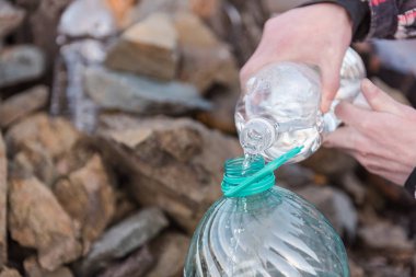 Huş ağacı özsuyu toplayın. Ağacın suyu. Sezon. Plastik şişedeki huş ağacı özü. Kan nakli huş ağacı özü.
