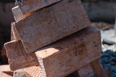 Döküntü tuğlalar. İnşaat devam ediyor. Tuğla bir duvarı yıkmak. İnşaata başlayın. Betonlu tuğlalar. Yapı Malzemeleri