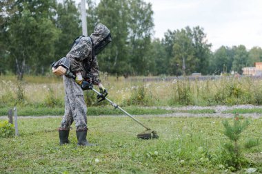 Adam çimleri biçiyor. Çimleri biçme makinesiyle kes. Adam bahçeyi temizliyor. Mesleğiniz? Tarım. Bölgeyi temizliyorum. Çimleri kesin.