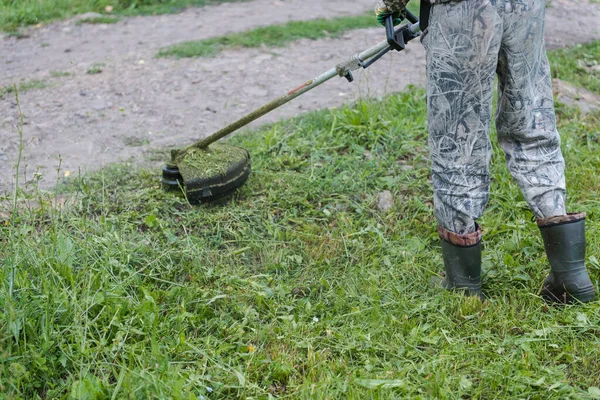 Corta Hierba Con Trimmer Corta Césped Corta Césped Trabajo Masculino — Foto de Stock