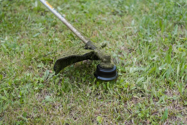 Oczyszczanie Terenu Człowiek Kosi Trawę Przycinaczem Posprzątaj Ulicę Kosić Trawę — Zdjęcie stockowe