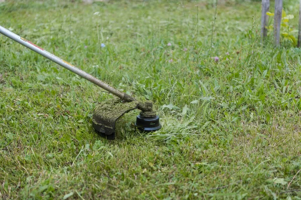 領土の清掃 男がトリマーで草を刈る 通りをきれいにして 草を刈れ 占領だ 趣味だ — ストック写真