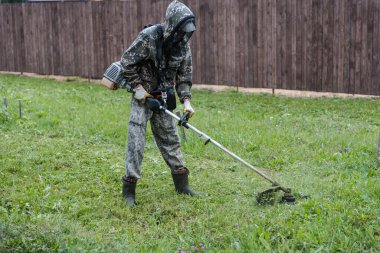 Adam çimleri biçiyor. Çimleri biçme makinesiyle kes. Adam bahçeyi temizliyor. Mesleğiniz? Tarım. Bölgeyi temizliyorum. Çimleri kesin.