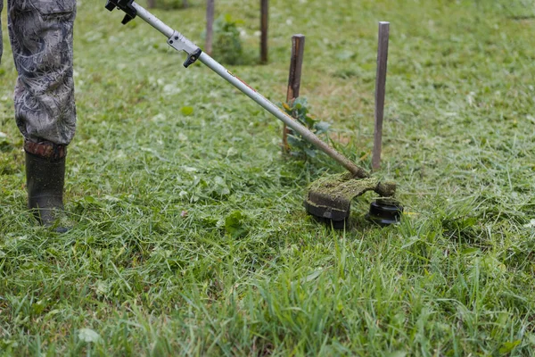 Snij Het Gras Met Een Trimmer Hak Het Gras Eraf — Stockfoto