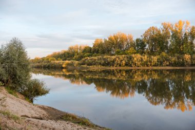 Sonbahar ormanındaki göl. Göldeki yansıma. Mevsim sonbahar. Çok renkli sonbahar yaprakları. Ormandaki göl. Orman farklı renklerde. Sonbahar manzarası.