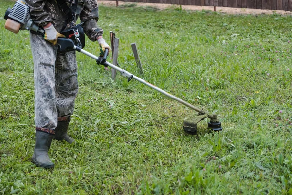 Snij Het Gras Met Een Trimmer Hak Het Gras Eraf — Stockfoto