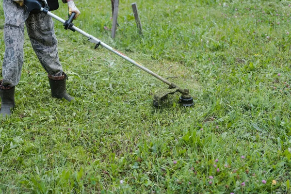 Reinigung Des Territoriums Ein Mann Mäht Das Gras Mit Einem — Stockfoto