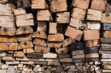 Kurulum malzemesi. İnşaat için odun. Uzun tahtalar. Tahtalar yakın plan. Ahşap. Endüstriyel ölçek