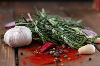 Baharatlar tahtanın üzerinde kırmızı biber sarımsağı