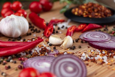 Baharatlar tahtanın üzerinde kırmızı biber sarımsağı