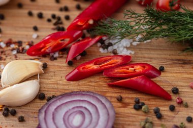 Baharatlar tahtanın üzerinde kırmızı biber sarımsağı