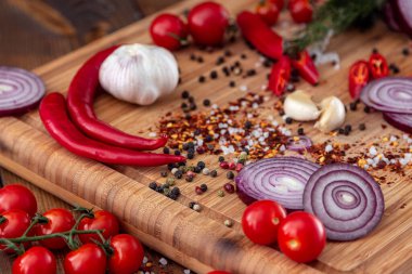 Baharatlar tahtanın üzerinde kırmızı biber sarımsağı