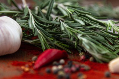 Baharatlar tahtanın üzerinde kırmızı biber sarımsağı