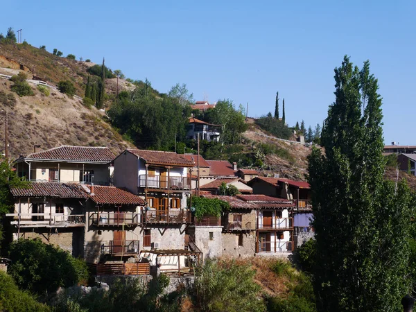 Dağ manzarası, Kuzey Kıbrıs Türk Cumhuriyeti'nde bir köy.
