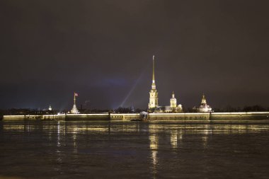 Peter ve Paul Fortress Noel aydınlatma ile