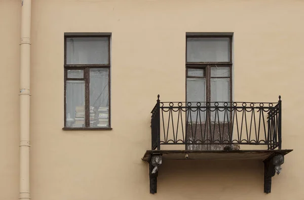 Балкон Окно Провал Куча Книг Лежит Подоконнике — стоковое фото