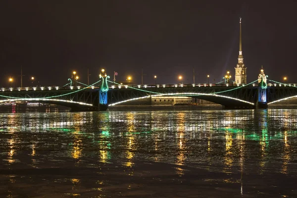 Peter ve Paul Fortress ve Trinity Köprüsü bir Noel aydınlatma ile