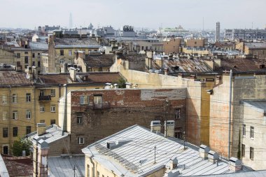 Yaz St Petersburg Merkezi binaların çatıları panoramik manzaralı