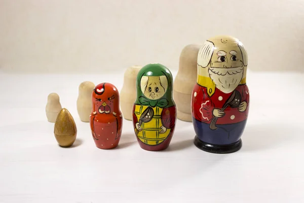 Wooden nesting dolls. Russian fairy tale "hen-ryaba". — Stock Photo, Image