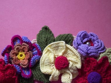 Boş alan ile bir kağıt arka plan üzerinde örme çiçekler.