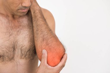 Tatlı adam dirsek ve kol ağrısı ve beyaz arka plan üzerinde yaralanma. Sağlık ve tıp kavramı.