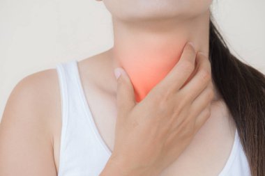 Boğaz ağrısı. Tatlı, güzel genç kadın el dokunmadan Her hasta ile boyun kırmızı vurgulamaktadır. Sağlık ve tıp kavramı.