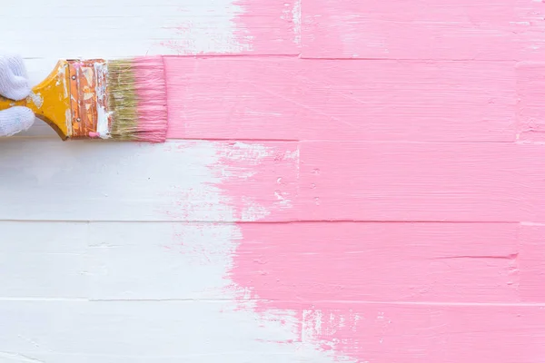 Nahaufnahme Frau Hand Hält Pinsel Malerei Rosa Farbe Auf Einem — Stockfoto