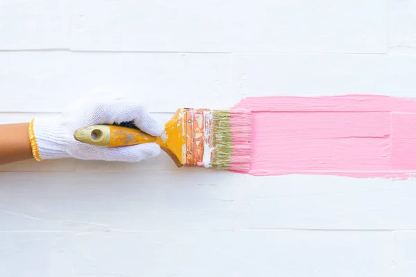 Nahaufnahme Frau Hand Hält Pinsel Malerei Rosa Farbe Auf Einem — Stockfoto