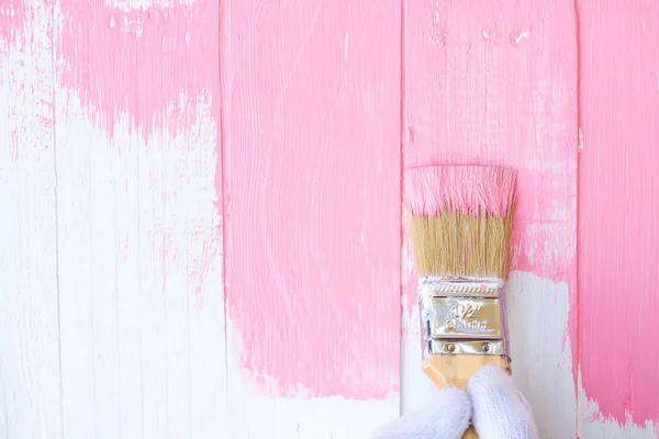 Nahaufnahme Frau Hand Hält Pinsel Malerei Rosa Farbe Auf Einem — Stockfoto