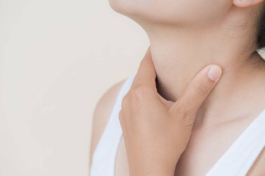 Boğaz ağrısı. Güzel Genç Kadın 'ın Hasta Boynuna Dokunan Eli' nin yakın çekimi. Sağlık ve Tıp Konsepti.