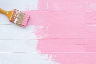 Paintbrush resim pembe rengi beyaz ahşap bir masa üzerinde kapatın