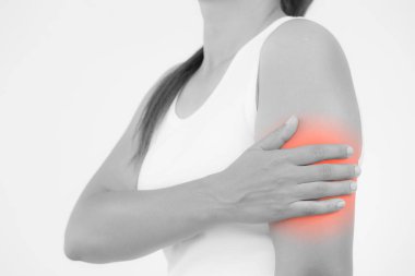 Closeup dişinin kol. Kol ağrısı ve yaralanma ile kırmızı parlak nokta. Sağlık ve tıp kavramı.