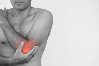 Tatlı adam dirsek ve kol ağrısı ve beyaz arka plan üzerinde yaralanma. Sağlık ve tıp kavramı.