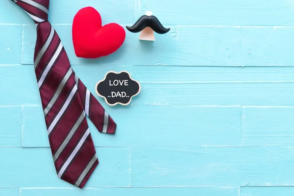 Conceito Feliz Dia Dos Pais Gravata Vermelha Bigode Coração Vermelho — Fotografia de Stock