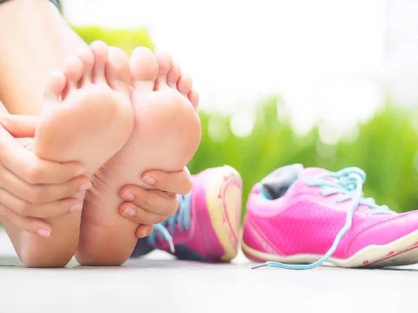 Mujer Primer Plano Masajeando Doloroso Pie Mientras Hace Ejercicio Correr — Foto de Stock