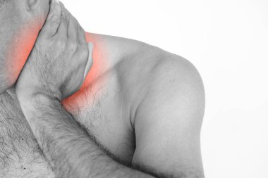 Boyun ağrısı ve beyaz arka plan üzerinde yaralanma acı tatlı mutsuz adam. Sağlık ve tıp kavramı.