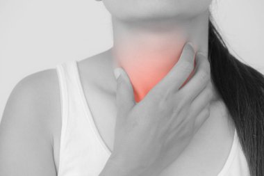 Boğaz ağrısı. Tatlı, güzel genç kadın el dokunmadan Her hasta ile boyun kırmızı vurgulamaktadır. Sağlık ve tıp kavramı.