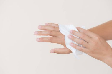 Bir doku elleriyle temizlik kadın. Sağlık ve tıp kavramı.