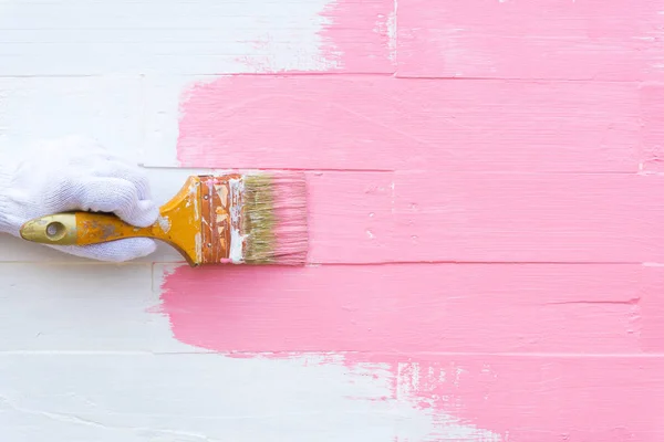 Nahaufnahme Frau Hand Hält Pinsel Malerei Rosa Farbe Auf Einem — Stockfoto