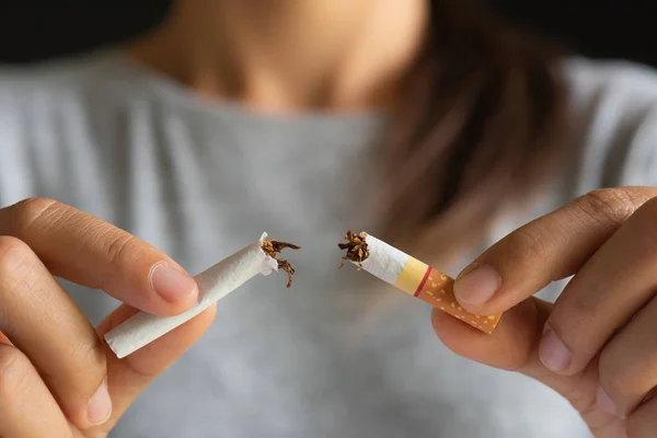 Svět Den Tabáku Května Přestaňte Kouřit Detailní Záběr Žena Ruku — Stock fotografie