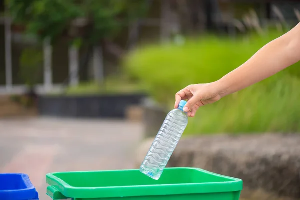 Dünya Çevre Günü Haziran Kadın Holding Plastik Şişe Atık Çöp — Stok fotoğraf