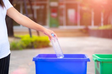 Dünya Çevre günü, 5 Haziran. Kadın el holding ve plastik şişe atık çöp çöp kutusuna koyarak.