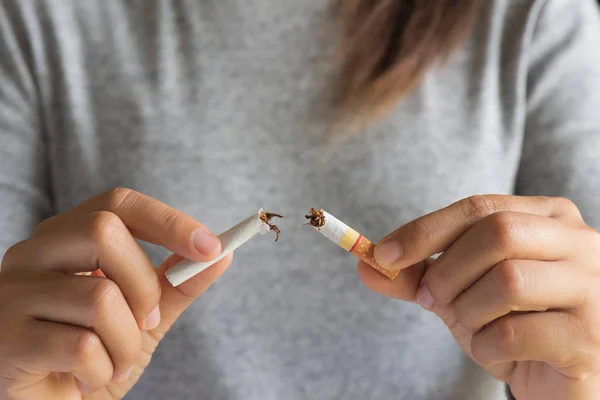 Svět Den Tabáku Května Přestaňte Kouřit Detailní Záběr Žena Ruku — Stock fotografie